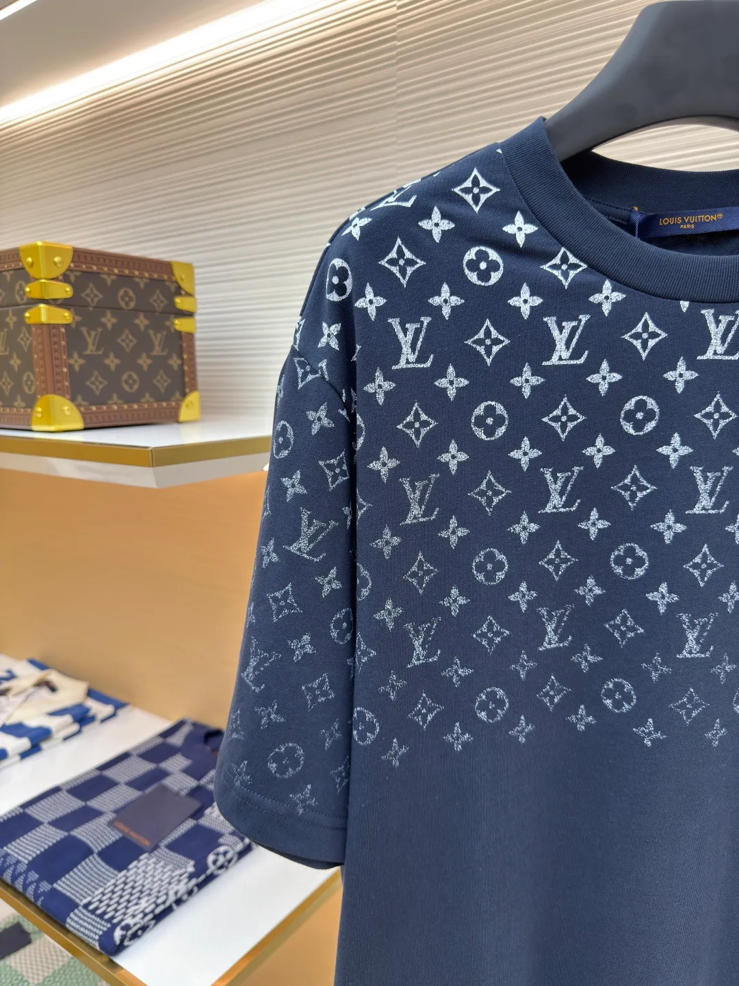 LOUIS VUITTON Gradient presbyopic T-shirt ●Authentic product: purchased and developed by 8450 ●Item number: 1680204-A10 ●Fabric: refined sulfur cotton fabric ●Technology: printing production ●Version: fitted version ●Weight: about 305 grams ●Size: XS-S-M-L ●Description: The fabric is made of 32s double-ply combed cotton compact siro-spun yarn, matched with 1*1 flat knitted cotton thread. The entire garment's front and rear panels, left and right sleeves, are printed with Kornit white ink digital direct injection. The first draft is made based on the Y-plate scanned pattern, and the clarity of the first draft is corrected by hand to ensure that the printed flower pieces have a gradient and orderly visual effect. The overall wiring is straight and delicate, the fabric is comfortable and soft, and the color is consistent without color difference. It can be matched with the same style to create a fashionable look and control various occasions. Customized accessories, complete with three standards, same style for men and women!